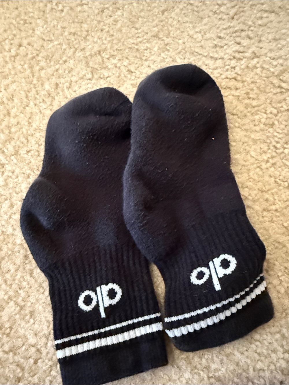 ALO Yoga Black Ankle Athletic Socks with White Logo fits size6-9 - Picture 3 of 3